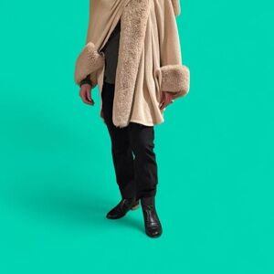 Elegant Cream Cape with Faux Fur Trim